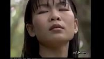 >หนังRไทยย้อนยุค มนต์รักทรานซิสเตอร์ นางเอกอยากเป็นนักร้องเลยโดนหลอกมาเย็ดฟรี เสียหีให้กับหัวหน้าหัวงูวงลูกทุ่ง