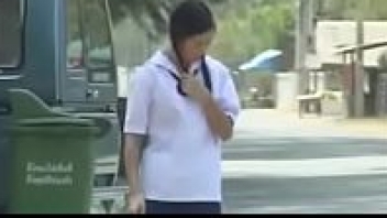 >หนังโป๊ไทยแนวนักเรียนเย็ดกันเรื่อง “คาบสอง คอซอง” สาวมอปลายถูกสวิงกิ้งในคืนงานเลี้ยง โดนเวียนเย็ดคาชุดนักเรียนด้วยความเมาผสมเงี่ยนด้วยแหละ