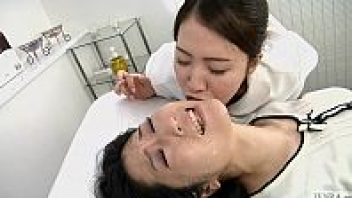 >หนังAV18+แนวเลสเบี้ยนเอากัน สาวใหญ่ถูกพยาบาลโรคจิตเลียหีในห้องตรวจภายใน สำเร็จความใคร่ด้วยการใช้ลิ้นและนิ้วแหย่หีร้องครางด้วยความกลัวจนน้ำหีแฉะ