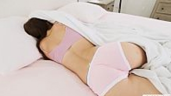 >18+Pornบทลูกเลี้ยงขี้เซา Ellie Eilish ถูกพ่อเย็ดตอนหลับ นอนน้ำเงี่ยนหีเปียกเต็มกางเกงใน พ่อเห็นแล้วต้องเอาควยเย็ดลูกสาว คอบ้าหนังโป๊แนวครอบครัว พ่อลูกฝรั่งต้องรับชมด้วยนะ