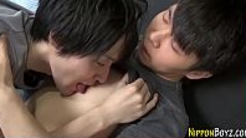 >หนังโป๊ญี่ปุ่นชายรักชาย Jav Gay คู่รักเกย์ญี่ปุ่นหน้าตาดี พากันมาเย็ดตั้งแต่บรรไดหนีไฟ จับถกเสื้อเลียหัวนม พร้อมเอาตูดท่าเย็ดไถนารัวจนถึงขอบเตียง