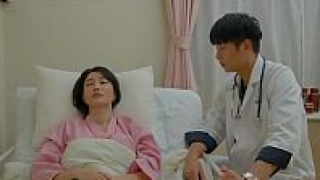 >หนังอาร์เกาหลี Risque Hospital 2019 หมอหนุ่มโอปป้าแอบเย็ดคนไข้ที่เป็นแฟนของรุ่นพี่ เอาหีตอนติดเตียงรอบเดียว ถึงกับต้องนัดเย็ดต่อที่บ้าน
