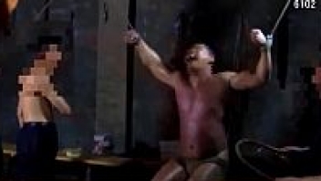 >หนังเกย์เอเชียเรทอาร์ Porn 18+ หนุ่มเกย์ควยใหญ่ ถูกแฟนหึงโหดจับทรมารซะจนเลือดไหลเต็มควย กว่าจะถึงฉากเย็ดตูดกัน คงสลบคาแส้กับไม้หน้าสามแน่