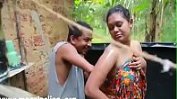 >ดูหนังอาร์ Desi Rate 18+ พ่อเลี้ยงกับลูกเลี้ยงอินเดียแท้ จับลูกสาวข่มขืนหีตอนถูสบู่ แนวครอบครัวโป้เด็ดๆ ที่จับเย็ดลูกเลี้ยงข้างบ้านแบบกลางแจ้ง