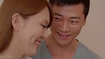 >เรทอาร์แนวครอบครัว หนัง18+เกาหลีเต็มเรื่อง Erotic Chiropractor (2018) หนุ่มโอปป้าสุดเงี่ยนขอเย็ดกับญาติฝ่ายแม่ จับแก้ผ้าเลียหีและดูดนม ก่อนจะจับนั่งขย่มควยบนโซฟากลางห้องรับแขก