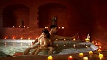 >หนัง18+ข่มขืนโรแมนติกเรทอาร์ Desi Porn นางเอกโป๊อินเดีย ถูกหนุ่มแขกควยใหญ่ จับเย็ดใต้แสงเทียนในอ่างน้ำ เอาควยเย็ดหีตอนเปียกดีต่อใจมาก