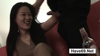 >หนังxจีนใหม่ล่าสุด18+ วัยรุ่นจีนขายหีเป็นอาชีพเสริม นั่งดริ้งค์แถมบริการเย็ดร้องเพลงเสร็จพามาต่อที่ห้อง เห็นควยทำเป็นเขินที่แท้เงี่ยนจนหีแฉะ เด้ากับลูกค้าจนเช้า