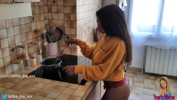 >ดูหนังxนักเรียนแลกเปลี่ยน Latika Jha โป๊สาวอินเดียคนสวยวัย 22 ปีดีกรีระดับ Pornstar Pornhub กับบทโดนเย็ดสดในครัวกับช่างซ่อมไฟอังกฤษควยยาว