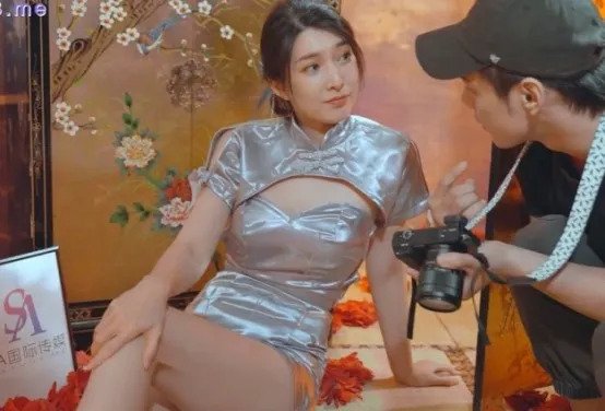 >SAT0036 [หนังAVจีนUNCEN] ช่างภาพทนไม่ไหววางยาจับเย็ดคาชุดกี่เพ้าซะเลย