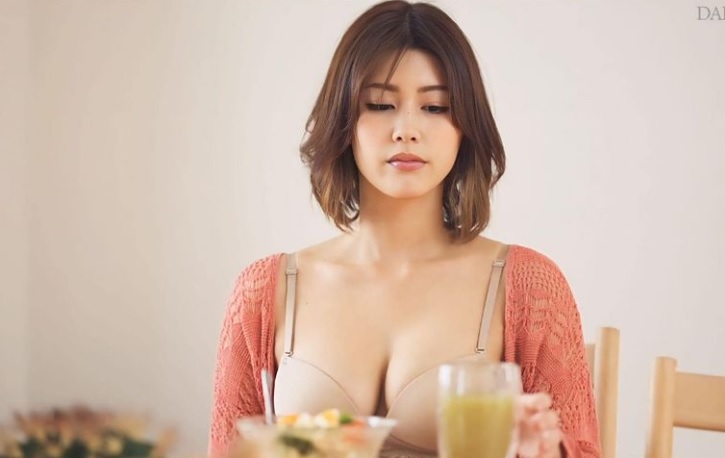 >DLDSS-220 พี่สาวแอบเกี่ยวเบ็ดจนแฟนของน้องสาวเข้ามาเย็ด Mino Suzume
