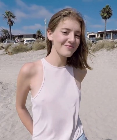 >เจอริมหาดซัดริมเตียง Lena Anderson – Teen POV pussy play in public