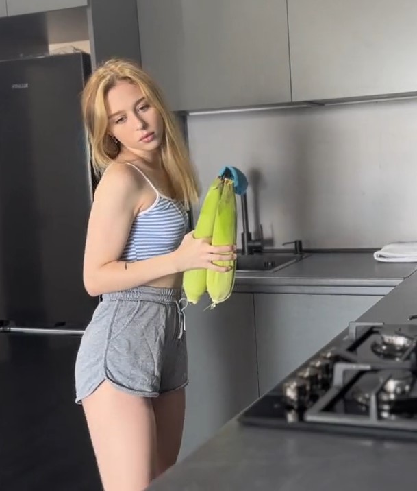 >หนังโป๊ฝรั่ง SweetieKittye - Stepsister helped me finish